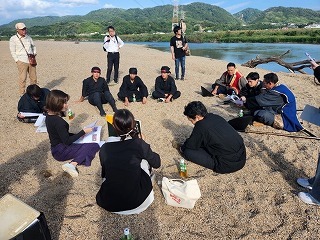 「伊賀越えVR（甘南備山編）」の飯岡の木津川の河川敷での撮影風景