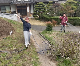 施設のハーブ園の整備を行っている様子