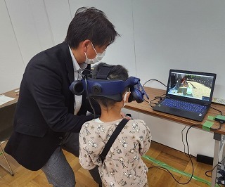 シゴトニア☆京田辺（2023年11月3日開催）でVRグラスを使い映像を見る体験中の子供