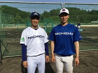 山口監督（左）と丹羽(にわ)美颯輝(みさき)主将（入社8年目）（右）