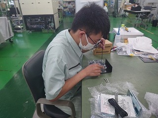 設計が完了し、部品が全て入荷したら製造部門が装置を組み立てていきます。 1つ1つの部品を人の手で組み立て