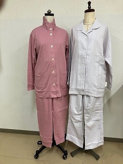 一押しの和晒二重ガーゼパジャマ、右側と、ヒートコットンニットパジャマ、左側