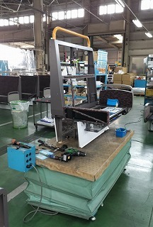 作業台を上下に動かして、ひとつひとつ部品を取付ける