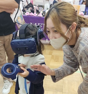 シゴトニア☆京田辺（2023年11月3日開催）でVRグラスを使って映像を見る体験中の子供