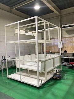 鉄製の骨組みにプラスチック板を貼付けます
