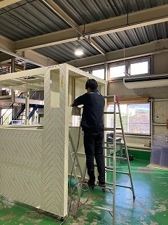 内側から外側へプラスチック板を貼付けていきます