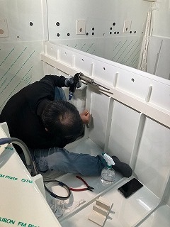 内側の洗浄液が入る箇所を液漏れが起こらないように重点的に溶接します