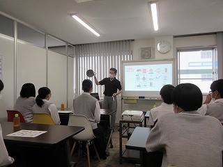 京都市内の高校生が見学に来て、当社で説明を受ける様子