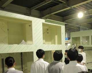 京都市内の高校生が当社のプラスチック加工を見学する様子